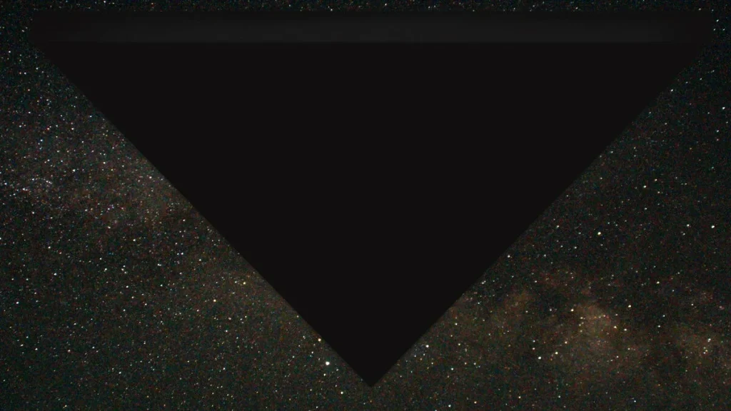 Kornigt filmmaterial och jättestor triangel i nya Pentagon UFO-filer