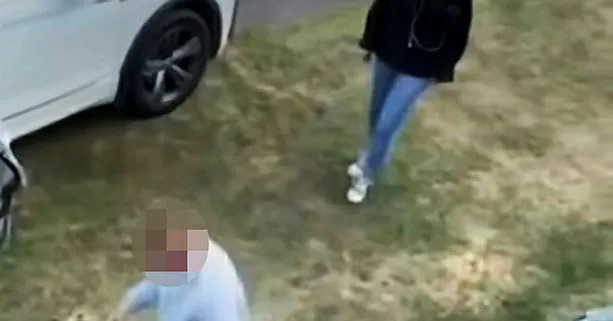 Polisen tvingar med femåring – klippet har blivit viralt