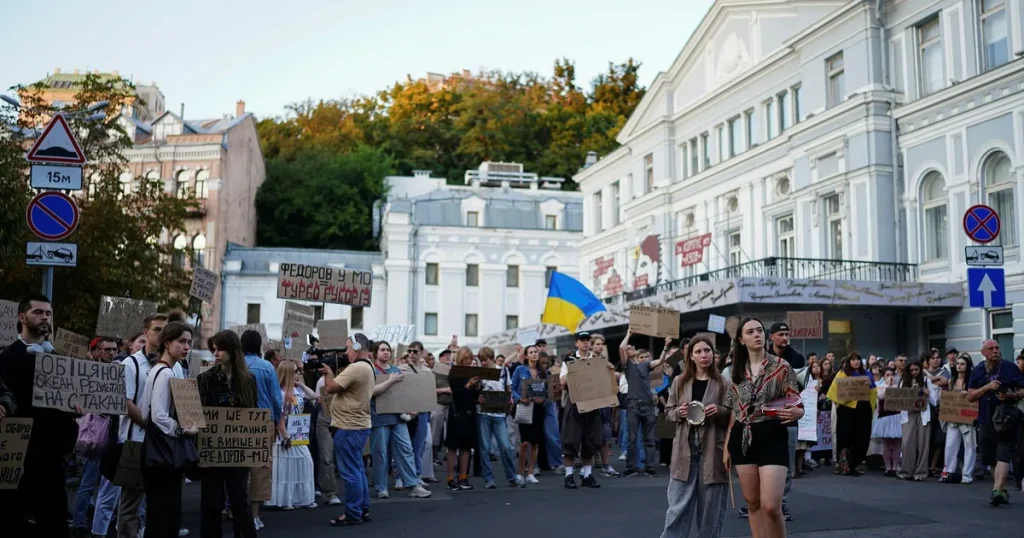 Demonstranter kräver svar: ”Zelenskyj måste förklara varför försvarsministern fick gå”