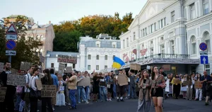 Demonstranter kräver svar: ”Zelenskyj måste förklara varför försvarsministern fick gå”