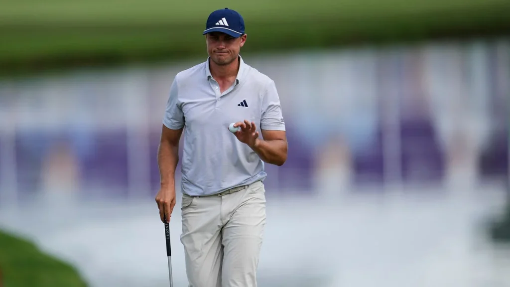 Här är titeln omskriven till svenska:
”Ludvig Åberg i slagläge i St Jude Championship efter sju birdies”
Alternativt, om du vill ha en mer dynamisk rubrik i sportstil:
”Sju birdies för Ludvig Åberg – nu är han i slagläge i St Jude Championship”
