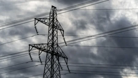 Gaspriserna fortsätter stiga medan lagernivåerna i Europa förblir låga.