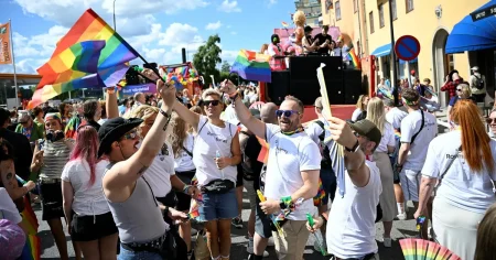 Regnbågsfesten paraderar genom Stockholm: ”Måste visa att vi är här”