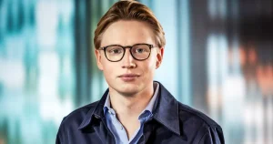 Han tar över som ny programledare för ”Sverige live”