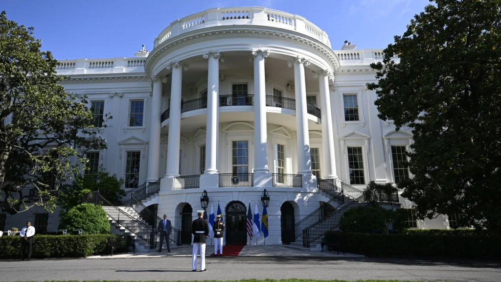 Tidigare Vita huset-teleprompteroperatör tvingas betala 1,7 miljoner dollar efter affärer kring Trumps tal.