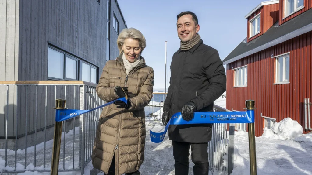 EU-chefen Ursula von der Leyen besöker Grönland tillsammans med danska statsministern, enligt Euractiv.