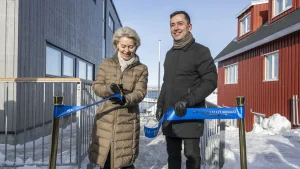 EU-chefen Ursula von der Leyen besöker Grönland tillsammans med danska statsministern, enligt Euractiv.