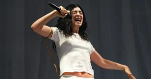 Lorde tar ett bloss med fansen och är oavbrutet underhållande