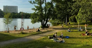 Heta vindar ger sommarvärme i delar av landet