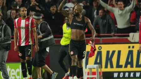 Brentford besegrade Chelsea med 3–0 – fortsätter obesegrade och klättrar till tredje plats i Premier League.