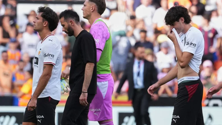 Valencia sparkar sportchef och tränarstab efter katastrofal start på La Liga-säsongen