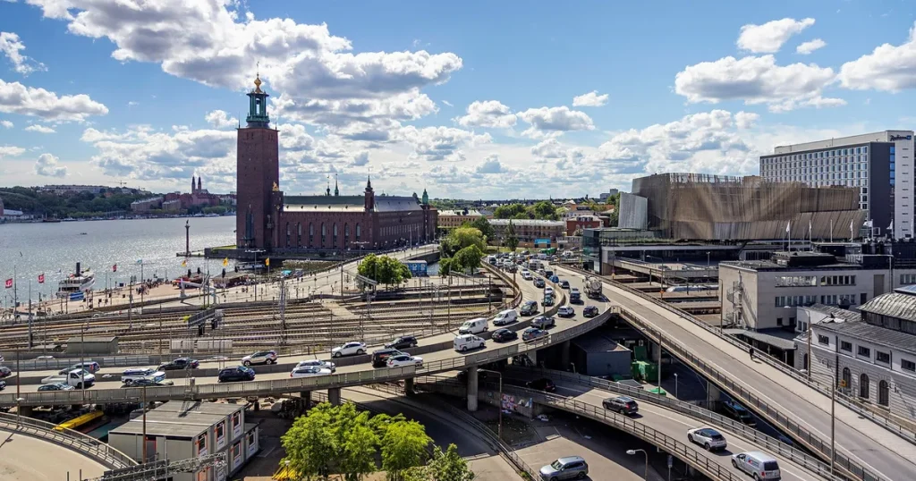 Höger- och vänstervåg i Stockholm på samma gång