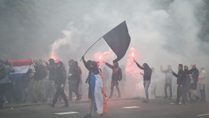 Nederländsk polis bryter upp högerextrem protest i Haag efter att våld utbrutit.