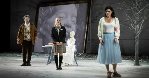 Hon drar sin sista suck över en hög kvinnolik i ”La traviata”