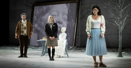 Hon drar sin sista suck över en hög kvinnolik i ”La traviata”