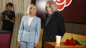Benny Andersson stöttar Socialdemokraterna på slutrallyt med Mamma Mia-allsång