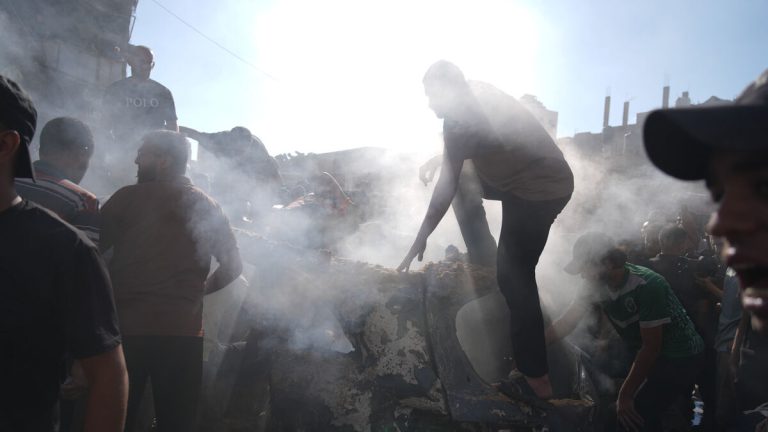 Minst fyra dödade i israeliska attacker mot Gaza – bland dem ett barn och hälsoministerichefens son.
