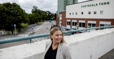 Hon tvångsstänger flest vårdcentraler – och jämförs med Magdalena Andersson