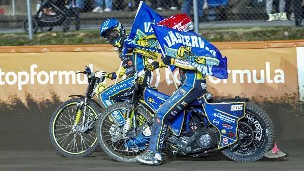 Västervik krossade Indians med 54–36 i första semifinalen i svensk speedway.