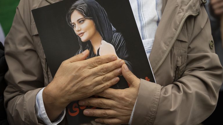 Amnesty namnger 87 iranska tjänstemän för brott mot demonstranter.