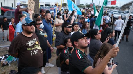 Man allvarligt skadad efter att ha blivit skjuten upprepade gånger av en ICE-agent i Austin, Texas.