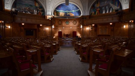 Moderaterna tar tillbaka den historiska riksdagssalen från Sverigedemokraterna