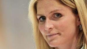 Therese Johaug krossade 1:10-spärren i Köpenhamns halvmaraton efter skadebekymmer