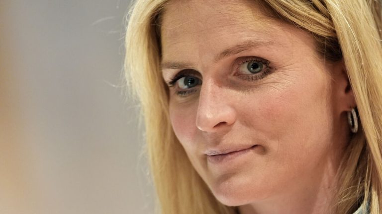 Therese Johaug krossade 1:10-spärren i Köpenhamns halvmaraton efter skadebekymmer