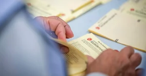 Linus Larsson: Därför står vi fortfarande i kö och röstar med papper