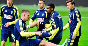 Sverige startar med fyrbackslinje mot Rumänien – följ matchen direkt