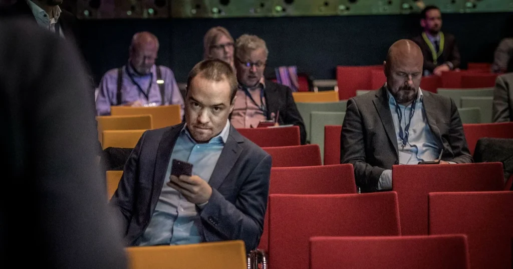 Lisa Magnusson: Hoppsan! SD-toppen hade visst glömt att han var i direktsändning