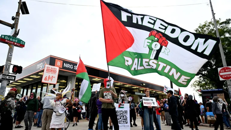 Pro-palestinska demonstranter samlas inför Ed Sheeran-konserten efter Macklemore-bråket