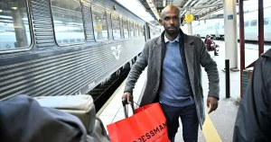 V vill inte svara på om Ali skrivit under kandidatkontrakt