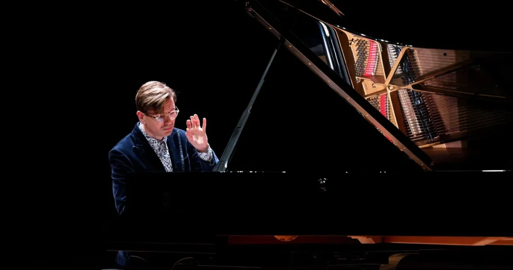 Pianisten Vikingur Ólafsson suddar skickligt ut gränserna mellan mästarna