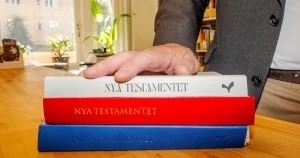Läs utdraget: Så är nya översättningen av Herrens bön och Romarbrevet