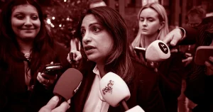 Ledare: Varför är det just Nooshi Dadgostar som inte har någon jävla ordning i sitt parti?