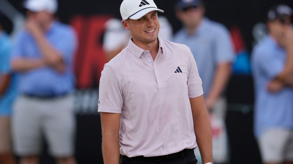 Ludvig Åberg avslutar med tre raka birdies – och kliver in i segerstriden på Wentworth.