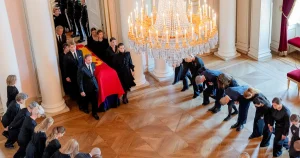 De deltar i begravningen