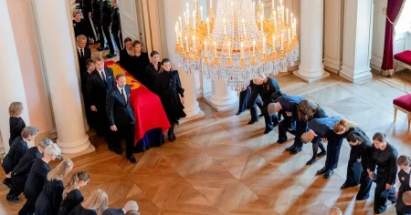 De deltar i begravningen