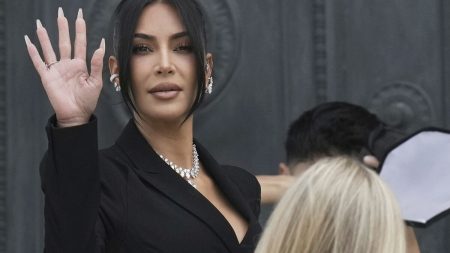 Kim Kardashian tilldömdes 1 euro i skadestånd för Parisrånet.