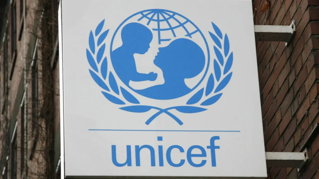 UNICEF: Flickors skolgång drabbas hårdast när stormar och klimatkatastrofer stänger skolor