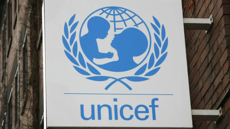 UNICEF: Flickors skolgång drabbas hårdast när stormar och klimatkatastrofer stänger skolor