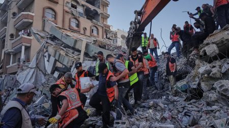 Here are a few options for rewriting the title in Swedish, ranging from direct to headline-style:
Skadat bostadshus rasar i Gaza – minst 14 döda och många saknade
Skadat flerfamiljshus kollapsar i Gaza – minst 14 döda och många saknade
Ras i skadat bostadshus i Gaza – minst 14 döda och många saknade
The most natural headline is probably:
Skadat bostadshus rasar i Gaza – minst 14 döda och många saknade