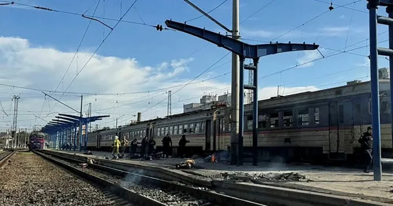 Rysk drönare slog ned på perrong – tiotal döda
