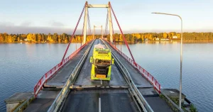 Strömsundsbron kan förbli stängd i månader – lastbilen fortfarande kvar på bron