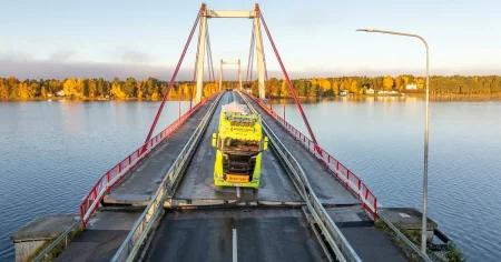 Strömsundsbron kan förbli stängd i månader – lastbilen fortfarande kvar på bron
