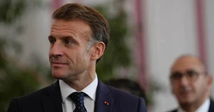 Macron lovar mer pengar till skolan och mindre klasser