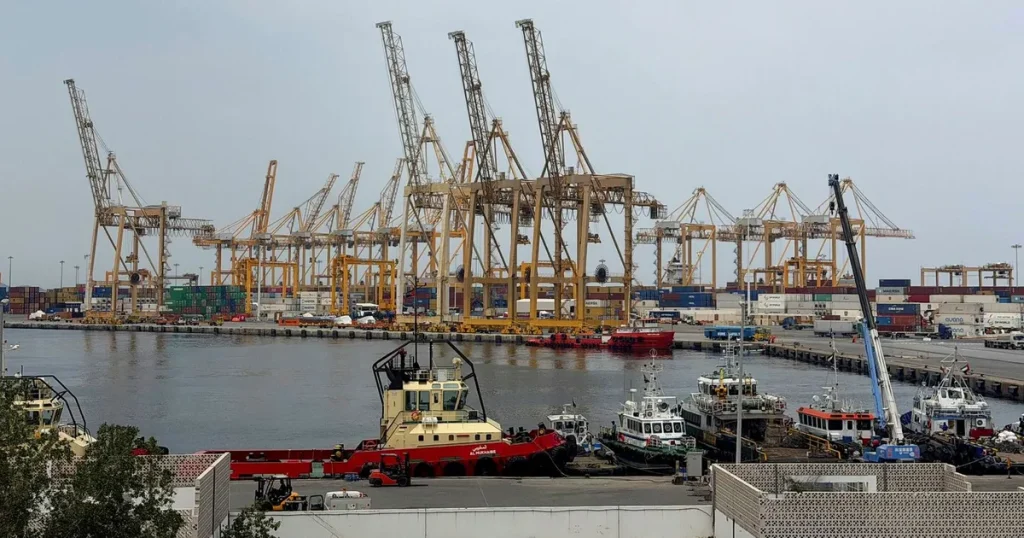 Rapporter om att olja flödar ur Hormuz – priserna fortsatt höga