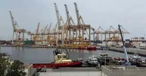 Rapporter om att olja flödar ur Hormuz – priserna fortsatt höga