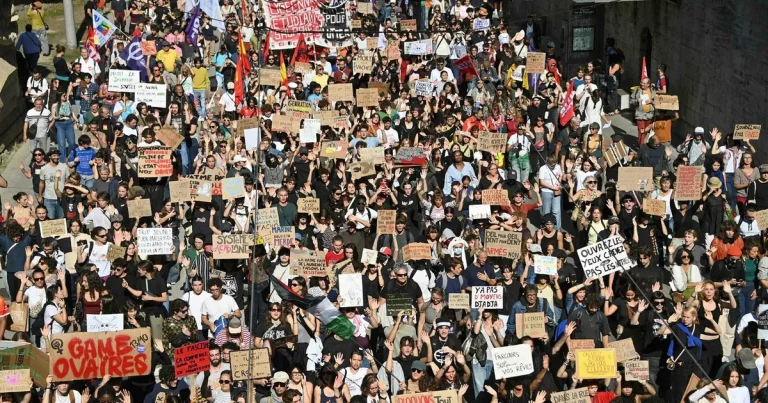 Regeringen vill förhandla efter nya stora skolprotester
